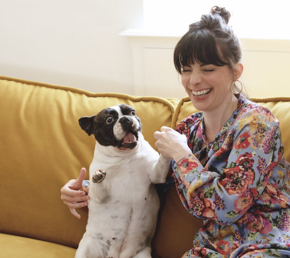 Maud Simon éclate de rire avec Zelda, sa bouledogue