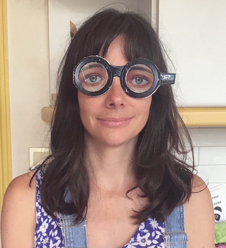 Maud Simon, avec des lunettes rigolotes