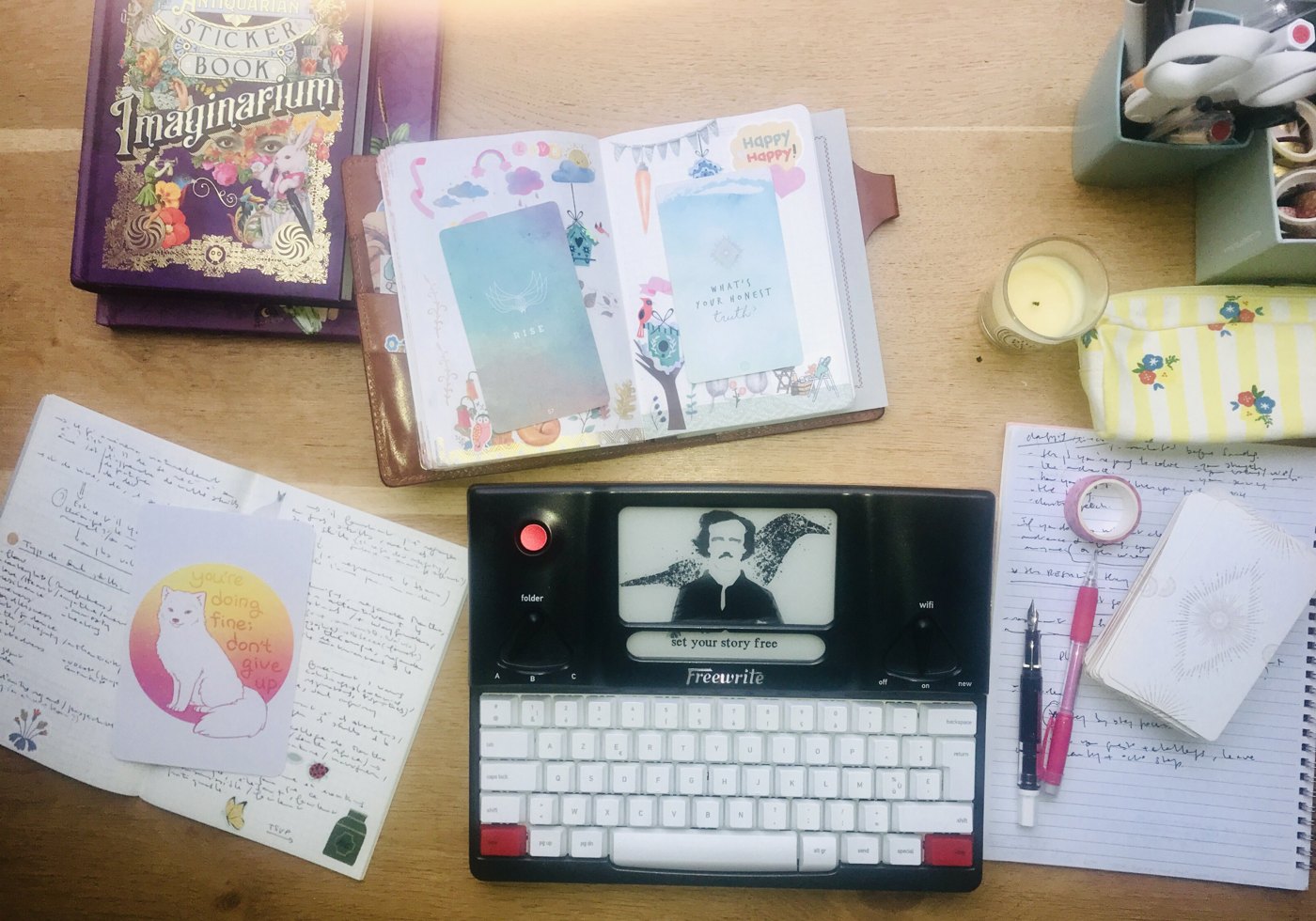 Le bureau de Maud : carnets, cartes et machine à écrire