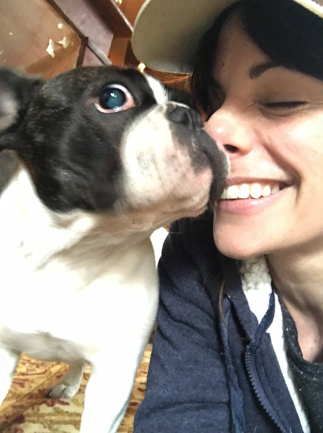 Maud Simon et son bouledogue, joue contre joue